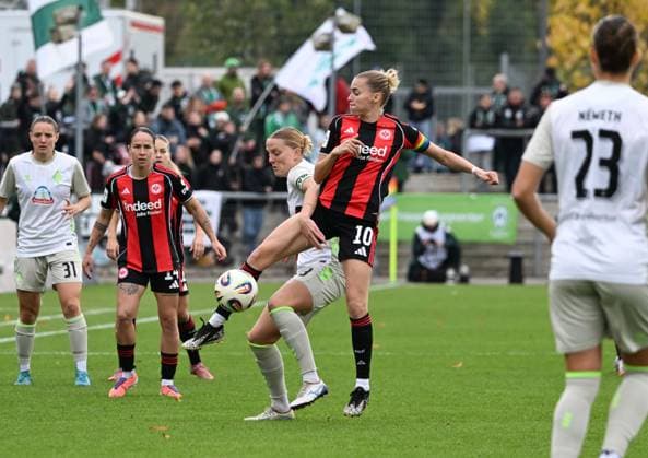 19.10.2025, xsltx, Fussball Google Pixel Frauen-Bundesliga, Eintracht Frankfurt - Werder Bremen v.l. Lina Hausicke (Werder Bremen) und Laura Freigang (Eintracht Frankfurt) (DFL DFB REGULATIONS PROHIBIT ANY USE OF PHOTOGRAPHS as IMAGE SEQUENCES and or QUASI-VIDEO)