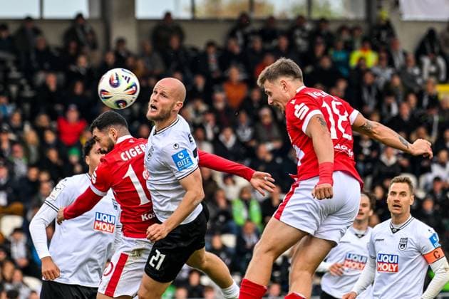 GER, 3. Liga, SSV Ulm 1846 vs FC Energie Cottbus 19.10.2025, Donaustadion, Ulm, GER, 3. Liga, SSV Ulm 1846 vs FC Energie Cottbus, im Bild Tor zum 1:2 durch Erik Engelhardt (Cottbus, 18), Marcel Seegert (SSV Ulm, 21), Dennis Dressel (SSV Ulm, 14)