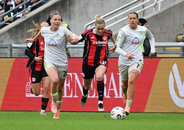 19.10.2025, xsltx, Fussball Google Pixel Frauen-Bundesliga, Eintracht Frankfurt - Werder Bremen v.l. Juliane Wirtz (Werder Bremen), Laura Freigang (Eintracht Frankfurt), Larissa Mühlhaus (Werder Bremen) (DFL DFB REGULATIONS PROHIBIT ANY USE OF PHOTOGRAPHS as IMAGE SEQUENCES and or QUASI-VIDEO)