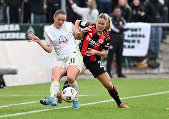 19.10.2025, xsltx, Fussball Google Pixel Frauen-Bundesliga, Eintracht Frankfurt - Werder Bremen v.l. Verena Wieder (Werder Bremen), Nadine Riesen (Eintracht Frankfurt) (DFL DFB REGULATIONS PROHIBIT ANY USE OF PHOTOGRAPHS as IMAGE SEQUENCES and or QUASI-VIDEO)