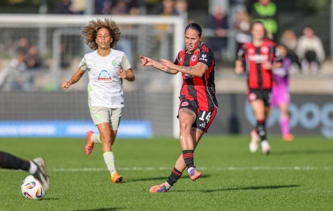 DEU, Frankfurt, Eintracht Frankfurt vs Werder Bremen, Google Pixel Frauen Bundesliga, DFB, Saison 2526, Stadion am Bretanobad, 7. Spieltag im Bild v.l.n.r: Amira Arfaoui (Werder Bremen 8), GÃ raldine Reuteler (Eintracht Frankfurt 14) DFB DFL REGULATIONS PROHIBIT ANY USE OF PHOTOGRAPHS AS IMAGE SEQUENCES AND OR QUASI-VIDEO, 19.10.2025 Copyright: HMBxMedia HendrikxHamelau
