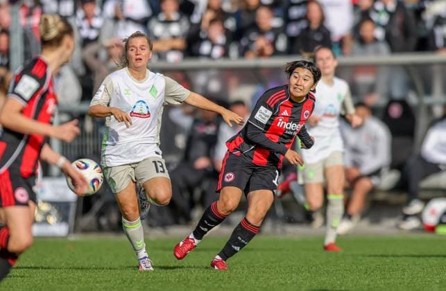 DEU, Frankfurt, Eintracht Frankfurt vs Werder Bremen, Google Pixel Frauen Bundesliga, DFB, Saison 2526, Stadion am Bretanobad, 7. Spieltag im Bild v.l.n.r: Ricarda Walkling (Werder Bremen 13), Remina Chiba (Eintracht Frankfurt 15) DFB DFL REGULATIONS PROHIBIT ANY USE OF PHOTOGRAPHS AS IMAGE SEQUENCES AND OR QUASI-VIDEO, 19.10.2025 Copyright: HMBxMedia HendrikxHamelau