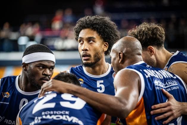 Rostock, Deutschland 19. Oktober 2025: 1.BBL - 2025 2026 - Rostock Seawolves vs. Science City Jena Im Bild: 3.v.li. D Shawn Schwartz (ROSTOCK SEAWOLVES) mit seinen Mannschaftskollegen, Copyright: xFotostandx xVoelkerx