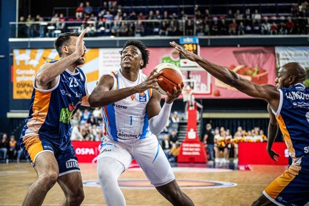 Rostock, Deutschland 19. Oktober 2025: 1.BBL - 2025 2026 - Rostock Seawolves vs. Science City Jena Im Bild: v. li. im Zweikampf Owen Klassen (ROSTOCK SEAWOLVES) und Great Osobor (Science City Jena) Copyright: xFotostandx xVoelkerx