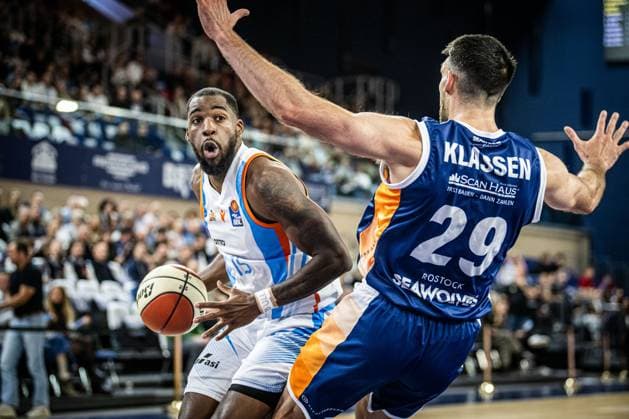 Rostock, Deutschland 19. Oktober 2025: 1.BBL - 2025 2026 - Rostock Seawolves vs. Science City Jena Im Bild: v. li. im Zweikampf Naz Bohannon (Science City Jena) und Owen Klassen (ROSTOCK SEAWOLVES) Copyright: xFotostandx xVoelkerx