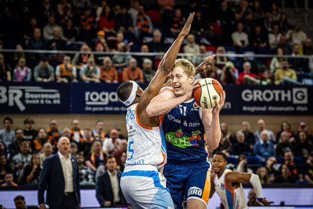 Rostock, Deutschland 19. Oktober 2025: 1.BBL - 2025 2026 - Rostock Seawolves vs. Science City Jena Im Bild: v. li. im Zweikampf Chris Carter (Science City Jena) und Bent Leuchten (ROSTOCK SEAWOLVES) Copyright: xFotostandx xVoelkerx