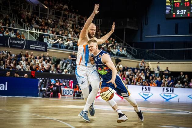 Rostock, Deutschland 19. Oktober 2025: 1.BBL - 2025 2026 - Rostock Seawolves vs. Science City Jena Im Bild: v. li. im Zweikampf Robin Christen (Science City Jena) und Lukasz Kolenda (ROSTOCK SEAWOLVES) Copyright: xFotostandx xVoelkerx
