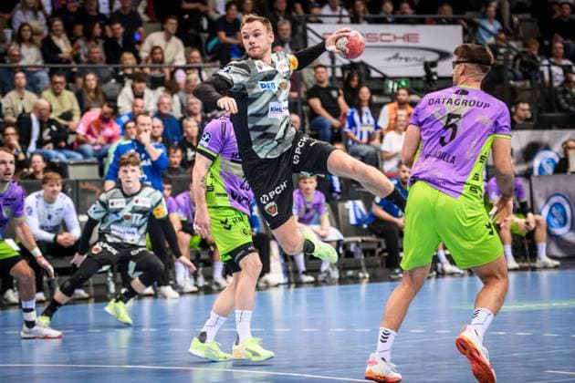 Mathias Gidsel (Fuechse Berlin, 19) - Sprung in den Kreis, li verdeckt: Patrick Zieker (TVB Stuttgart, 25) und re.: Antonio Serradilla (TVB Stuttgart, 05) GER, TVB 1898 Stuttgart - Fuechse Berlin, DAIKIN HBL, Handball, Bundesliga, 9. Spieltag, Spielzeit 2025 2026, 19.10.2025 GER, TVB 1898 Stuttgart - Fuechse Berlin, DAIKIN HBL, Handball, Bundesliga, 9. Spieltag, Spielzeit 2025 2026, 19.10.2025 Stuttgart Copyright: xSandyxDinkelackerx EP_SDR