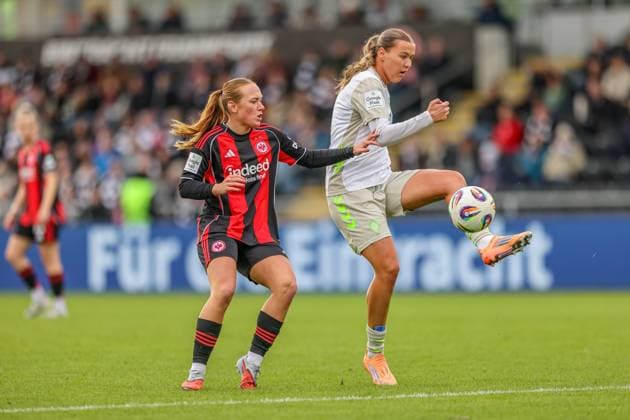 DEU, Frankfurt, Eintracht Frankfurt vs Werder Bremen, Google Pixel Frauen Bundesliga, DFB, Saison 2526, Stadion am Bretanobad, 7. Spieltag im Bild v.l.n.r: Lisanne Gräwe (Eintracht Frankfurt 8), Larissa Mühlhaus (Werder Bremen 7) DFB DFL REGULATIONS PROHIBIT ANY USE OF PHOTOGRAPHS AS IMAGE SEQUENCES AND OR QUASI-VIDEO, 19.10.2025 Copyright: HMBxMedia HendrikxHamelau