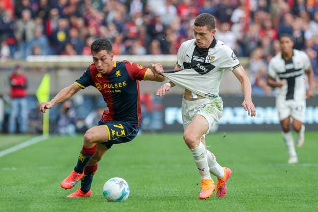 GenoaÕs Patrizio Masini fights for the ball during the Serie A soccer match between Genoa and Parma at the Luigi Ferraris Stadium in Genoa, Italy - Sunday, October 19, 2025. - Soccer .  Copyright: xTanoxPecoraro LaPressex
