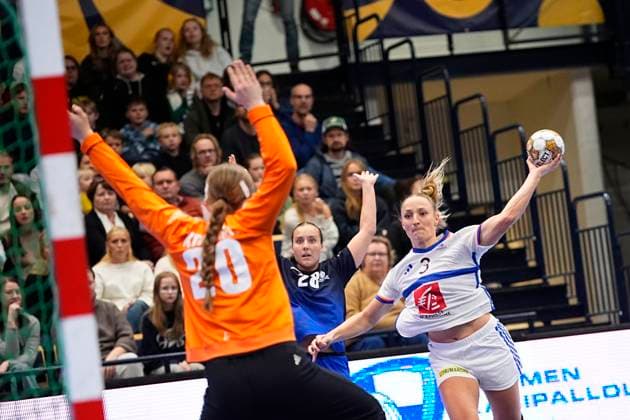 Alicia Toublanc of France and Ilona Kosonen of Finland during the Women™s handball EHF EURO 2026 Qualifier match between Finland and France at the Energia Areena on 19. October 2025 in Vantaa, Finland. (Kalle Parkkinen Newspix24)  Copyright: xKallexParkkinenx kp19102025_17028