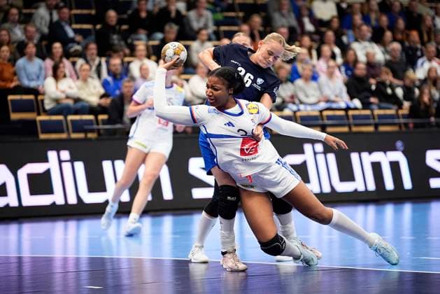 Pauletta Foppa of France and Ellen Voutilainen of Finland the Women™s handball EHF EURO 2026 Qualifier match between Finland and France at the Energia Areena on 19. October 2025 in Vantaa, Finland. (Kalle Parkkinen Newspix24)  Copyright: xKallexParkkinenx kp19102025_17029