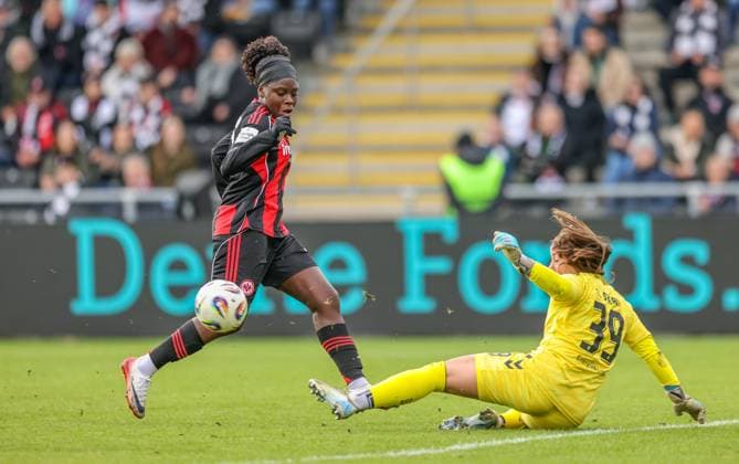 DEU, Frankfurt, Eintracht Frankfurt vs Werder Bremen, Google Pixel Frauen Bundesliga, DFB, Saison 2526, Stadion am Bretanobad, 7. Spieltag im Bild v.l.n.r: Nicole Anyomi (Eintracht Frankfurt 19), Mariella El Sherif (Werder Bremen 39) , Torchance DFB DFL REGULATIONS PROHIBIT ANY USE OF PHOTOGRAPHS AS IMAGE SEQUENCES AND OR QUASI-VIDEO, 19.10.2025 Copyright: HMBxMedia HendrikxHamelau
