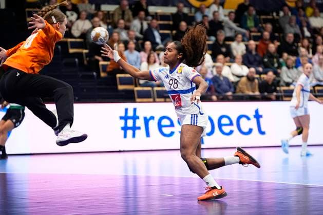 Ilona Kosonen of Finland and Suzanne Wajoka of France the Women™s handball EHF EURO 2026 Qualifier match between Finland and France at the Energia Areena on 19. October 2025 in Vantaa, Finland. (Kalle Parkkinen Newspix24)  Copyright: xKallexParkkinenx kp19102025_17030