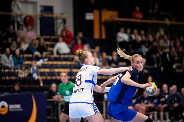 Lilou Pintat of France and Ellen Voutilainen of Finland during the Women™s handball EHF EURO 2026 Qualifier match between Finland and France at the Energia Areena on 19. October 2025 in Vantaa, Finland. (Kalle Parkkinen Newspix24)  Copyright: xKallexParkkinenx kp19102025_17031
