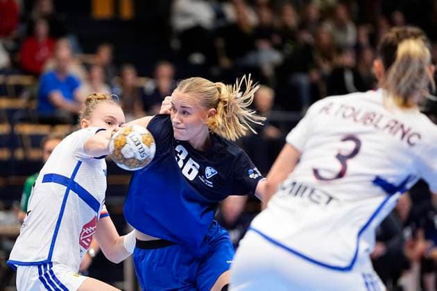 Ellen Voutilainen of Finland and Alicia Toublanc of France the Women™s handball EHF EURO 2026 Qualifier match between Finland and France at the Energia Areena on 19. October 2025 in Vantaa, Finland. (Kalle Parkkinen Newspix24)  Copyright: xKallexParkkinenx kp19102025_17034