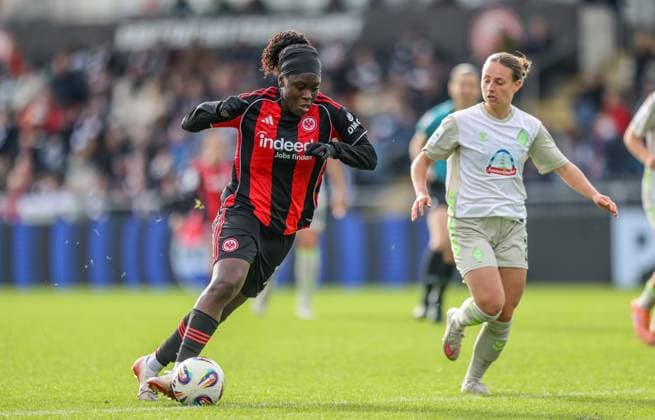 DEU, Frankfurt, Eintracht Frankfurt vs Werder Bremen, Google Pixel Frauen Bundesliga, DFB, Saison 2526, Stadion am Bretanobad, 7. Spieltag im Bild v.l.n.r: Nicole Anyomi (Eintracht Frankfurt 19), Chiara D Angelo (Werder Bremen 2) DFB DFL REGULATIONS PROHIBIT ANY USE OF PHOTOGRAPHS AS IMAGE SEQUENCES AND OR QUASI-VIDEO, 19.10.2025 Copyright: HMBxMedia HendrikxHamelau