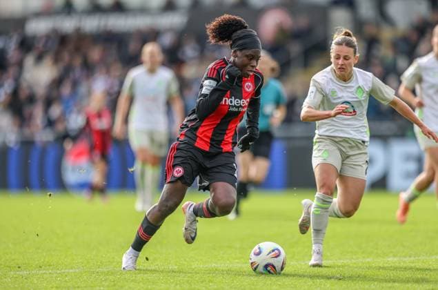 DEU, Frankfurt, Eintracht Frankfurt vs Werder Bremen, Google Pixel Frauen Bundesliga, DFB, Saison 2526, Stadion am Bretanobad, 7. Spieltag im Bild v.l.n.r: Nicole Anyomi (Eintracht Frankfurt 19), Chiara D Angelo (Werder Bremen 2) DFB DFL REGULATIONS PROHIBIT ANY USE OF PHOTOGRAPHS AS IMAGE SEQUENCES AND OR QUASI-VIDEO, 19.10.2025 Copyright: HMBxMedia HendrikxHamelau