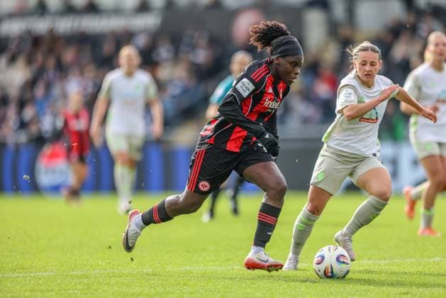 DEU, Frankfurt, Eintracht Frankfurt vs Werder Bremen, Google Pixel Frauen Bundesliga, DFB, Saison 2526, Stadion am Bretanobad, 7. Spieltag im Bild v.l.n.r: Nicole Anyomi (Eintracht Frankfurt 19), Chiara D Angelo (Werder Bremen 2) DFB DFL REGULATIONS PROHIBIT ANY USE OF PHOTOGRAPHS AS IMAGE SEQUENCES AND OR QUASI-VIDEO, 19.10.2025 Copyright: HMBxMedia HendrikxHamelau