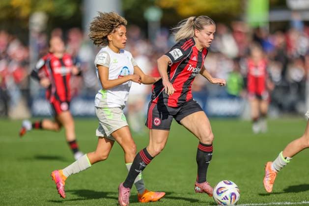 DEU, Frankfurt, Eintracht Frankfurt vs Werder Bremen, Google Pixel Frauen Bundesliga, DFB, Saison 2526, Stadion am Bretanobad, 7. Spieltag im Bild v.l.n.r: Amira Arfaoui (Werder Bremen 8), Nadine Riesen (Eintracht Frankfurt 22) DFB DFL REGULATIONS PROHIBIT ANY USE OF PHOTOGRAPHS AS IMAGE SEQUENCES AND OR QUASI-VIDEO, 19.10.2025 Copyright: HMBxMedia HendrikxHamelau