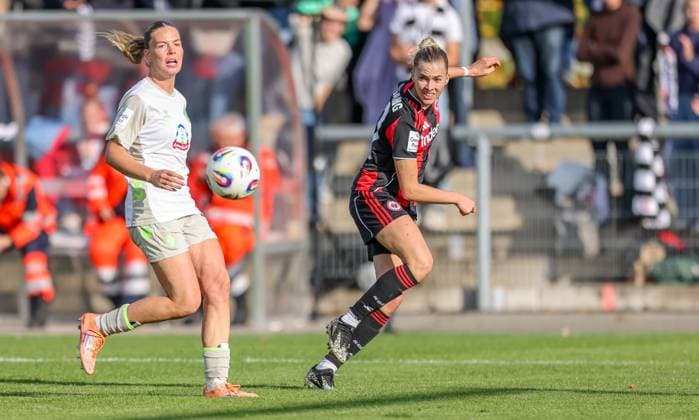 DEU, Frankfurt, Eintracht Frankfurt vs Werder Bremen, Google Pixel Frauen Bundesliga, DFB, Saison 2526, Stadion am Bretanobad, 7. Spieltag im Bild v.l.n.r: Juliane Wirtz (Werder Bremen 28) kann die Flanke von Laura Freigang (Eintracht Frankfurt 10) nicht verhindern DFB DFL REGULATIONS PROHIBIT ANY USE OF PHOTOGRAPHS AS IMAGE SEQUENCES AND OR QUASI-VIDEO, 19.10.2025 Copyright: HMBxMedia HendrikxHamelau