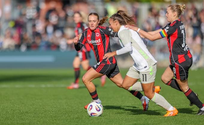 DEU, Frankfurt, Eintracht Frankfurt vs Werder Bremen, Google Pixel Frauen Bundesliga, DFB, Saison 2526, Stadion am Bretanobad, 7. Spieltag im Bild v.l.n.r: Lisanne Gräwe (Eintracht Frankfurt 8), Maja Sternad (Werder Bremen 11) DFB DFL REGULATIONS PROHIBIT ANY USE OF PHOTOGRAPHS AS IMAGE SEQUENCES AND OR QUASI-VIDEO, 19.10.2025 Copyright: HMBxMedia HendrikxHamelau