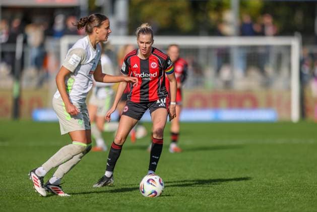 DEU, Frankfurt, Eintracht Frankfurt vs Werder Bremen, Google Pixel Frauen Bundesliga, DFB, Saison 2526, Stadion am Bretanobad, 7. Spieltag im Bild v.l.n.r: Hanna NÃ meth (Werder Bremen 23), Laura Freigang (Eintracht Frankfurt 10) DFB DFL REGULATIONS PROHIBIT ANY USE OF PHOTOGRAPHS AS IMAGE SEQUENCES AND OR QUASI-VIDEO, 19.10.2025 Copyright: HMBxMedia HendrikxHamelau