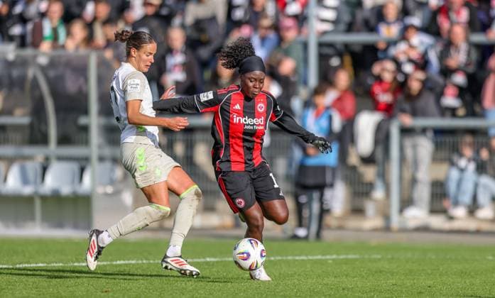 DEU, Frankfurt, Eintracht Frankfurt vs Werder Bremen, Google Pixel Frauen Bundesliga, DFB, Saison 2526, Stadion am Bretanobad, 7. Spieltag im Bild v.l.n.r: Hanna NÃ meth (Werder Bremen 23), Nicole Anyomi (Eintracht Frankfurt 19), Zweikampf, Torchance DFB DFL REGULATIONS PROHIBIT ANY USE OF PHOTOGRAPHS AS IMAGE SEQUENCES AND OR QUASI-VIDEO, 19.10.2025 Copyright: HMBxMedia HendrikxHamelau