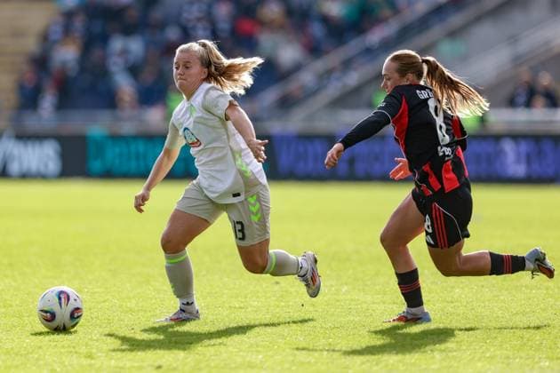 v.li.: Ricarda Walkling (SV Werder Bremen, 13) und Lisanne Gräwe (Eintracht Frankfurt, 8) im Zweikampf, Duell, Dynamik, Aktion, Action, Spielszene, DIE DFB-RICHTLINIEN UNTERSAGEN JEGLICHE NUTZUNG VON FOTOS ALS SEQUENZBILDER UND ODER VIDEOÄHNLICHE FOTOSTRECKEN. DFB REGULATIONS PROHIBIT ANY USE OF PHOTOGRAPHS AS IMAGE SEQUENCES AND OR QUASI-VIDEO., 19.10.2025, Frankfurt am Main (Deutschland), Fussball, Google Pixel Frauen-Bundesliga, Eintracht Frankfurt - SV Werder Bremen