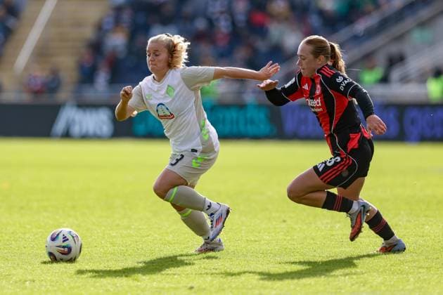 v.li.: Ricarda Walkling (SV Werder Bremen, 13) und Lisanne Gräwe (Eintracht Frankfurt, 8) im Zweikampf, Duell, Dynamik, Aktion, Action, Spielszene, DIE DFB-RICHTLINIEN UNTERSAGEN JEGLICHE NUTZUNG VON FOTOS ALS SEQUENZBILDER UND ODER VIDEOÄHNLICHE FOTOSTRECKEN. DFB REGULATIONS PROHIBIT ANY USE OF PHOTOGRAPHS AS IMAGE SEQUENCES AND OR QUASI-VIDEO., 19.10.2025, Frankfurt am Main (Deutschland), Fussball, Google Pixel Frauen-Bundesliga, Eintracht Frankfurt - SV Werder Bremen