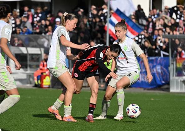 19.10.2025, xsltx, Fussball Google Pixel Frauen-Bundesliga, Eintracht Frankfurt - Werder Bremen v.l. Juliane Wirtz (Werder Bremen), Ereleta Memeti (Eintracht Frankfurt), Michelle Ulbrich (Werder Bremen) (DFL DFB REGULATIONS PROHIBIT ANY USE OF PHOTOGRAPHS as IMAGE SEQUENCES and or QUASI-VIDEO)