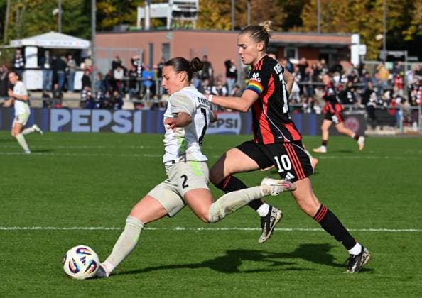 19.10.2025, xsltx, Fussball Google Pixel Frauen-Bundesliga, Eintracht Frankfurt - Werder Bremen v.l. Chiara D Angelo (Werder Bremen), Laura Freigang (Eintracht Frankfurt) (DFL DFB REGULATIONS PROHIBIT ANY USE OF PHOTOGRAPHS as IMAGE SEQUENCES and or QUASI-VIDEO)