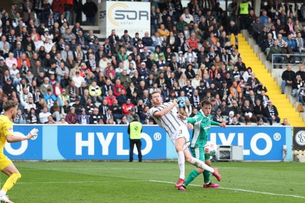 19.10.2025, xrekx, Fussball 2.Bundesliga, SV Elversberg - SpVgg Greuther Fuerth v.l. Torschuss zum 6:0 durch Florian Le Joncour (SV 07 Elversberg) (DFL DFB REGULATIONS PROHIBIT ANY USE OF PHOTOGRAPHS as IMAGE SEQUENCES and or QUASI-VIDEO) Elversberg