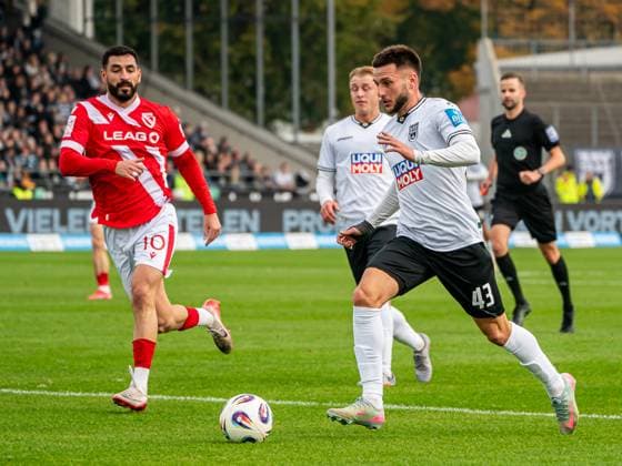 Leon Dajaku (SSV Ulm 1846, 43) dringt mit Tempo in den Strafraum ein, GER, SSV Ulm 1846 vs. FC Energie Cottbus, Fussball, 3. Liga, Spielzeit 2025 2026, 19.10.2025, DFB DFL regulations prohibit any use of photographs as image sequences and or quasi-video. GER, SSV Ulm 1846 vs. FC Energie Cottbus, Fussball, 3. Liga, Spielzeit 2025 2026, 19.10.2025 Ulm Copyright: xMichaelxSchmidt Eibner-Pressefotx EP_MST