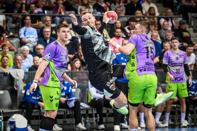 Mathias Gidsel (Fuechse Berlin, 19) setzt sich durch gegen Gianfranco Pribetic (TVB Stuttgart, 09), li und Simone Mengon (TVB Stuttgart, 15), re. GER, TVB 1898 Stuttgart - Fuechse Berlin, DAIKIN HBL, Handball, Bundesliga, 9. Spieltag, Spielzeit 2025 2026, 19.10.2025 GER, TVB 1898 Stuttgart - Fuechse Berlin, DAIKIN HBL, Handball, Bundesliga, 9. Spieltag, Spielzeit 2025 2026, 19.10.2025 Stuttgart Copyright: xSandyxDinkelackerx EP_SDR