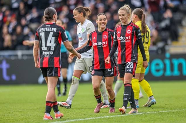 DEU, Frankfurt, Eintracht Frankfurt vs Werder Bremen, Google Pixel Frauen Bundesliga, DFB, Saison 2526, Stadion am Bretanobad, 7. Spieltag im Bild: Rebecka Blomqvist (Eintracht Frankfurt 28) erzielt das Tor zum 1:0, Jubel mit ErÃ«leta Memeti (Eintracht Frankfurt 27) DFB DFL REGULATIONS PROHIBIT ANY USE OF PHOTOGRAPHS AS IMAGE SEQUENCES AND OR QUASI-VIDEO, 19.10.2025 Copyright: HMBxMedia HendrikxHamelau