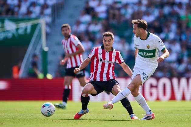 October 19, 2025, Elche, Alicante, Spain: Marc Aguado of Elche CF competes for the ball with Inigo Ruiz de Galarreta of Athletic Club de Bilbao during the Spanish League, LaLiga EA Sports, football match played between Elche CF and Athletic Club Bilbao at Estadio Manuel Martinez Valero on October 19, 2025 in Elche, Alicante, Spain. Elche Spain - ZUMAa181 20251019_zaa_a181_018 Copyright: xFranciscoxMaciax
