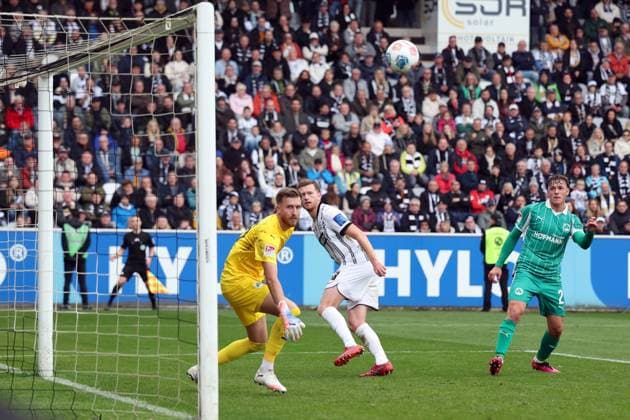 19.10.2025, xrekx, Fussball 2.Bundesliga, SV Elversberg - SpVgg Greuther Fuerth v.l. Torschuss zum 6:0 durch Florian Le Joncour (SV 07 Elversberg) Pelle Boevink (SpVgg Greuther Fuerth) (DFL DFB REGULATIONS PROHIBIT ANY USE OF PHOTOGRAPHS as IMAGE SEQUENCES and or QUASI-VIDEO) Elversberg