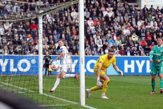 19.10.2025, xrekx, Fussball 2.Bundesliga, SV Elversberg - SpVgg Greuther Fuerth v.l. Torschuss zum 6:0 durch Florian Le Joncour (SV 07 Elversberg) Pelle Boevink (SpVgg Greuther Fuerth) (DFL DFB REGULATIONS PROHIBIT ANY USE OF PHOTOGRAPHS as IMAGE SEQUENCES and or QUASI-VIDEO) Elversberg