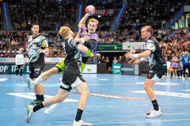 Handball I Herren I Saison 2025-2026 I Bundesliga I 9. Spieltag I TVB Stuttgart - Füchse Berlin I 19.10.2025 Torben Matzken (22, TVB Stuttgart) im Wurf verteidigt von Matthes Langhoff (25, Füchse Berlin), rechts Max Darj (5, Füchse Berlin) Stuttgart Porsche Arena Baden-Württemberg Deutschland Copyright: xLobeca MaxxPetershansx