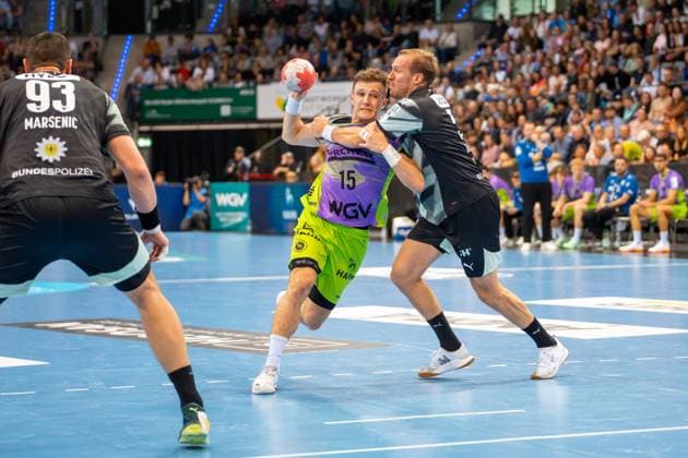 Handball I Herren I Saison 2025-2026 I Bundesliga I 9. Spieltag I TVB Stuttgart - Füchse Berlin I 19.10.2025 Simone Mengon (15, TVB Stuttgart) mit Ball verteidigt von Max Darj (5, Füchse Berlin) Stuttgart Porsche Arena Baden-Württemberg Deutschland Copyright: xLobeca MaxxPetershansx