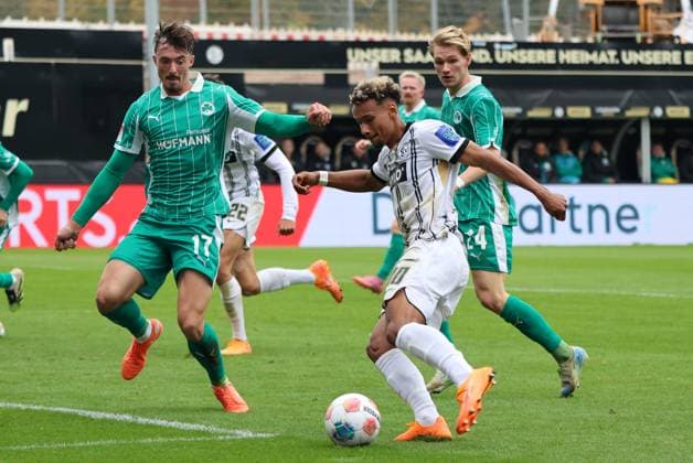 19.10.2025, Fussball, Herren, 2. Bundesliga, Saison 2025 2026, SV 07 Elversberg SpVgg Greuther Fürth, Bambase Conte (SV 07 Elversberg), Noah König (SpVgg Greuther Fürth) Elversberg Ursapharm-Arena an der Kaiserlinde Saarland Deutschland (DE)