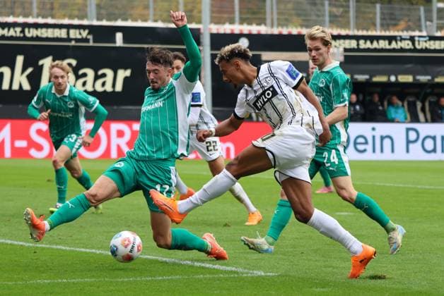 19.10.2025, Fussball, Herren, 2. Bundesliga, Saison 2025 2026, SV 07 Elversberg SpVgg Greuther Fürth, Bambase Conte (SV 07 Elversberg), Noah König (SpVgg Greuther Fürth) Elversberg Ursapharm-Arena an der Kaiserlinde Saarland Deutschland (DE)