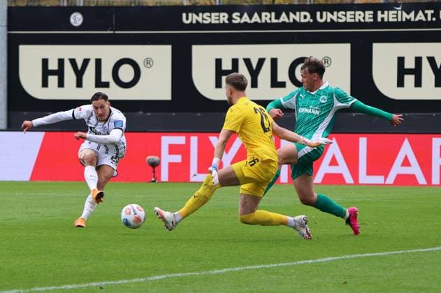 19.10.2025, Fussball, Herren, 2. Bundesliga, Saison 2025 2026, SV 07 Elversberg SpVgg Greuther Fürth, Torschuss zum 3:0, Torschütze: Younes Ebnoutalib (SV 07 Elversberg) Elversberg Ursapharm-Arena an der Kaiserlinde Saarland Deutschland (DE)