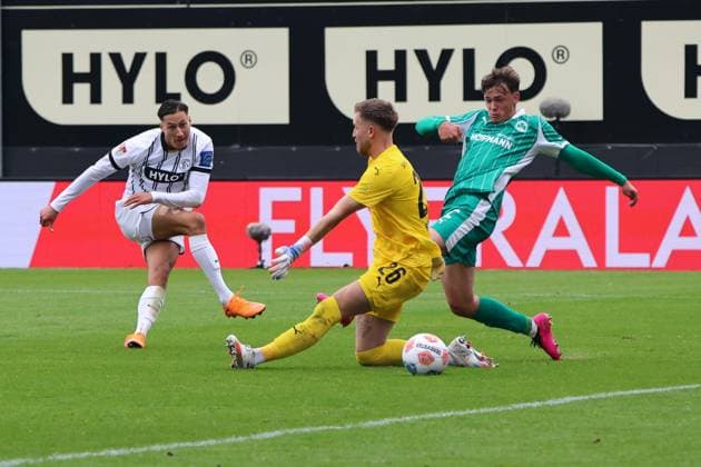 19.10.2025, Fussball, Herren, 2. Bundesliga, Saison 2025 2026, SV 07 Elversberg SpVgg Greuther Fürth, Torschuss zum 3:0, Torschütze: Younes Ebnoutalib (SV 07 Elversberg) Elversberg Ursapharm-Arena an der Kaiserlinde Saarland Deutschland (DE)