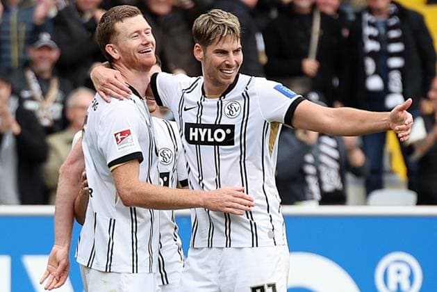 19.10.2025, xrekx, Fussball 2.Bundesliga, SV Elversberg - SpVgg Greuther Fuerth v.l. Torjubel nach dem Tor zum celebrating the goal celebrate 6:0 durch Florian Le Joncour (SV 07 Elversberg) mit Felix Keidel (SV 07 Elversberg) Maximilian Rohr (SV 07 Elversberg) (DFL DFB REGULATIONS PROHIBIT ANY USE OF PHOTOGRAPHS as IMAGE SEQUENCES and or QUASI-VIDEO) Elversberg