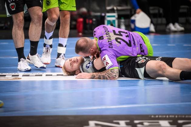 Matthes Langhoff (Fuechse Berlin, 25) und Patrick Zieker (TVB Stuttgart, 25) liegen am Boden GER, TVB 1898 Stuttgart - Fuechse Berlin, DAIKIN HBL, Handball, Bundesliga, 9. Spieltag, Spielzeit 2025 2026, 19.10.2025 GER, TVB 1898 Stuttgart - Fuechse Berlin, DAIKIN HBL, Handball, Bundesliga, 9. Spieltag, Spielzeit 2025 2026, 19.10.2025 Stuttgart Copyright: xSandyxDinkelackerx EP_SDR