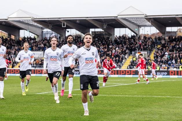 Fussball, Saison 2025 2026, 3. Liga, Donaustadion Ulm, 11. Spieltag, SSV Ulm 1846 Fußball - FC Energie Cottbus, 19.10.2025 19.10.2025, Fussball, Saison 2025 2026, 3. Liga, Donaustadion Ulm, 11. Spieltag, SSV Ulm 1846 Fußball - FC Energie Cottbus, Torjubel Jubel Freude nach Treffer Tor Torschuss zum 1:1 durch 28 Max Scholze (SSV Ulm 1846 Fußball) Foto: Lucca Fundel Ulm Donaustadion Baden-Württemberg Deutschland