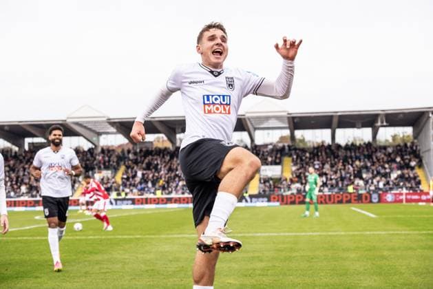 Fussball, Saison 2025 2026, 3. Liga, Donaustadion Ulm, 11. Spieltag, SSV Ulm 1846 Fußball - FC Energie Cottbus, 19.10.2025 19.10.2025, Fussball, Saison 2025 2026, 3. Liga, Donaustadion Ulm, 11. Spieltag, SSV Ulm 1846 Fußball - FC Energie Cottbus, Torjubel Jubel Freude nach Treffer Tor Torschuss zum 1:1 durch 28 Max Scholze (SSV Ulm 1846 Fußball) Foto: Lucca Fundel Ulm Donaustadion Baden-Württemberg Deutschland