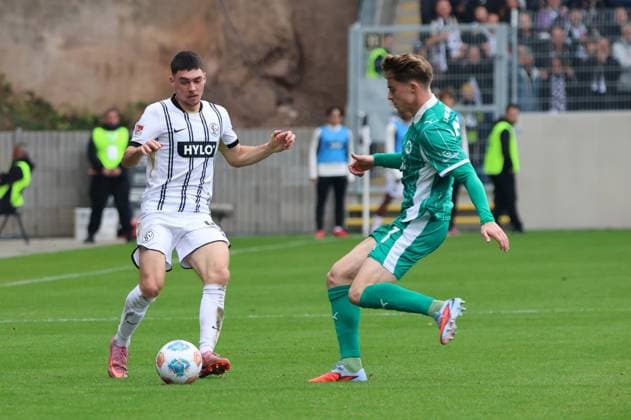 19.10.2025, Fussball, Herren, 2. Bundesliga, Saison 2025 2026, SV 07 Elversberg SpVgg Greuther Fürth, Felix Keidel (SV 07 Elversberg), Luca Itter (SpVgg Greuther Fürth) Elversberg Ursapharm-Arena an der Kaiserlinde Saarland Deutschland (DE)